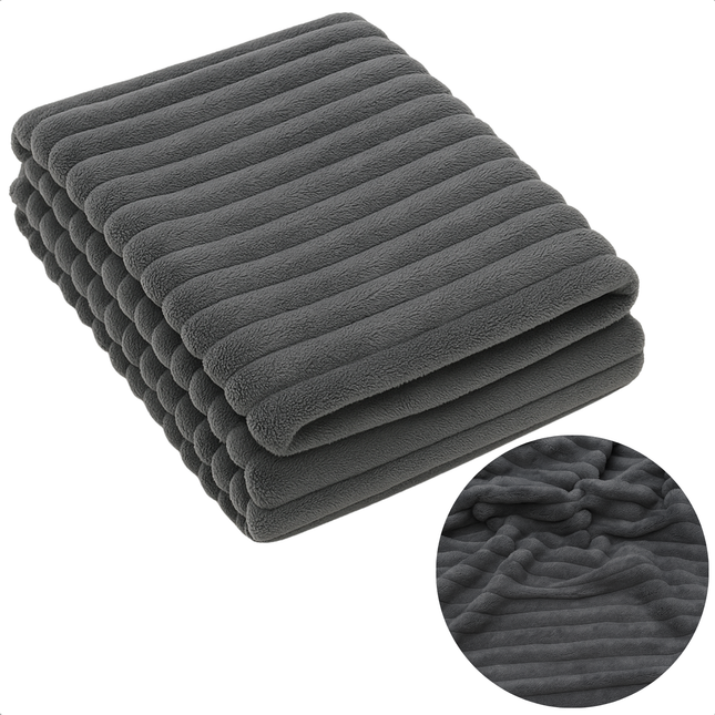 Cheqo® Grijze Fleece Deken - 150x200 cm - Zachte Plaid - Warme Deken - Voor Bank Of Bed - Polyester Fleece - Ultiem Comfort - Wasbaar Op 30 Graden - 100% Polyester - Dekentje - Fleece Materiaal