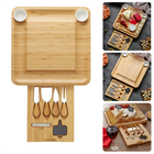 Cheqo® Luxe uitschuifbare bamboe tapasplank met mesjes, ideaal voor kaas en tapaspresentatie, inclusief schuiflade, 33x55 cm.