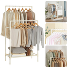 Cheqo® kledingrek met metalen frame, witte afwerking en non-woven schap, geschikt voor kleding en schoenenopslag.