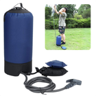 Draagbare Cheqo® campingdouche met voetpomp en 11-liter capaciteit, perfect voor buitenactiviteiten zoals kamperen en wandelen.
