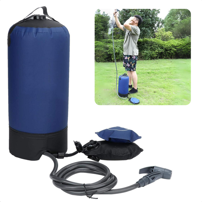 Draagbare Cheqo® campingdouche met voetpomp en 11-liter capaciteit, perfect voor buitenactiviteiten zoals kamperen en wandelen.