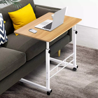 Verrijdbare laptoptafel met walnoothouten blad en metalen frame naast bank, ideaal voor flexibel werken thuis of op kantoor.