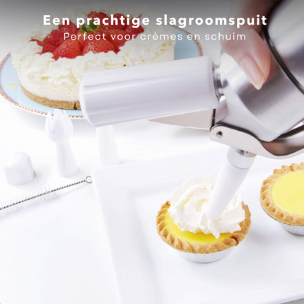 "Cheqo slagroomspuit in gebruik voor crèmes en schuim, perfecte keukenaccessoire met taart op de achtergrond"