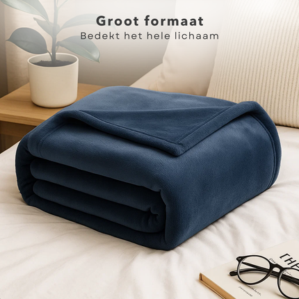 Cheqo® Fleece Deken - Plaid 150x200 cm - Superzachte Deken - Blauw Fleece Plaid - Polyester Fleece - Wasmachine Bestendig - Decoratief Laagje - Hoogwaardig Materiaal - Multifunctioneel Gebruik - Dekentje - Elegantie Aan Interieur
