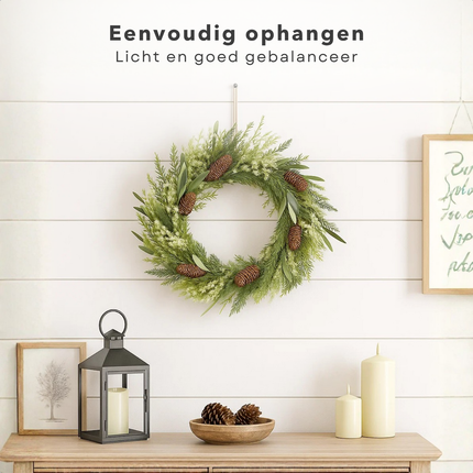 Cheqo® Groene Kerstkrans - Ø40 cm - Dennenappels - Dennentakken - Langwerpige Blaadjes - Natuurlijke Uitstraling - PE Materiaal - Deurdecoratie - Wanddecoratie - Kerstversiering - Sfeervolle Krans - Deurkrans - Kunstkerstkrans