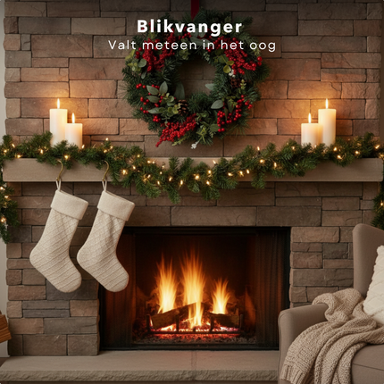 Cheqo® Kerstkrans - Deurkrans - Rode Bessen - Dennenappels - Groene Naaldtakken - Traditionele Kerstdecoratie - Klassieke Uitstraling - Stevige Takken - Polyetheen Materiaal - Kerst Krans - Deurkrans - Herbruikbaar - 50 CM Diameter
