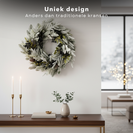 Cheqo® Kerstkrans Met Dennenappels - Winterse Sfeer - Sneeuw Afwerking - Zwarte Besjes - Polyetheen Materiaal - Diameter 50 CM - Deurdecoratie Kerst - Muurdecoratie Kerst - Deurkrans - Kerst Krans