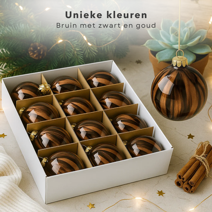 Cheqo® Glazen Kerstballen - Set van 12 - Bruine Kerstballen - 8 CM Diameter - Glanzende Kerstballen - Kerstboomversiering - Kerstversiering - Bruin met Zwart en Goud - Goudkleurig Kapje - Kerstbal Set - Glazen Kerstornamenten - Bruine Tinten