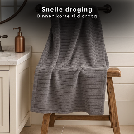 Cheqo® Grijze Fleece Deken - 150x200 cm - Zachte Plaid - Warme Deken - Voor Bank Of Bed - Polyester Fleece - Ultiem Comfort - Wasbaar Op 30 Graden - 100% Polyester - Dekentje - Fleece Materiaal