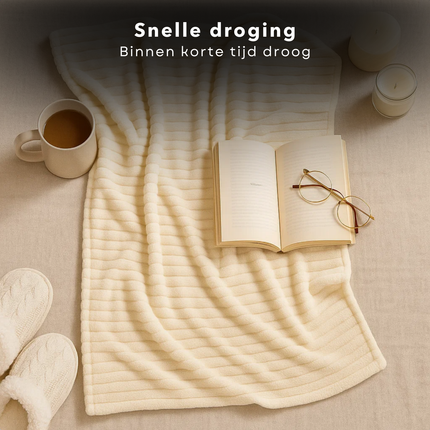 Cheqo® Fleece Deken - 150x200 cm - Creme Kleur - Super Zacht - Plaid - Polyester - Wasbaar Op 30 Graden - Warme Deken - Comfortabele Deken - Dekentje - Stijvolle Deken
