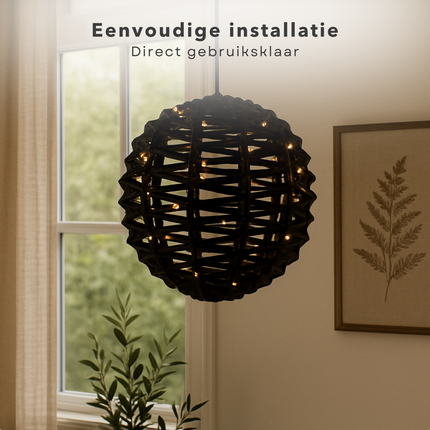 Cheqo® Verlichte Bal - Kerst Decoratie - Kerstfiguur - Zwarte Bal - 25 cm Diameter - 60 Led - Warm Wit Verlichting - Verlichting - Metaal En Kunststof - Kerstverlichting Binnen - Batterij - IP20 - Timer Functie