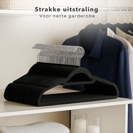 Cheqo® Anti-Slip Kledinghangers - Kledinghangers Met Broeklat - Zwarte Kledinghangers - 360 Graden Draaibare Haak - Ruimtebesparende Hangers - Set Van 50 Stuks - Ultradunne Hangers - Flexibele Kleerhangers - Verchroomde Haak