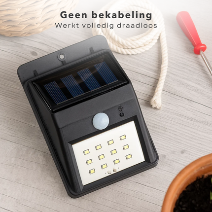 Cheqo® Solar Wandlamp - Tuinverlichting Op Zonne-Energie - Wandlamp Buiten - Buitenlamp Met Sensor - Zonne-Energie Verlichting - Weerbestendig Kunststof - Geïntegreerde LED - Zonder Elektriciteit - Schemersensor - Zwarte Wandlamp