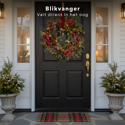 Cheqo® Kerstkrans Ø40 CM - Traditionele Kerstkleuren - Rode Besjes - Bruine Dennenappels - Licht Besneeuwd - Groene Dennennaaldjes - Kerstdecoratie Interieur - Eenvoudig Ophangen - Subtiele Witte Afwerking - Kerstversiering - Deurkrans