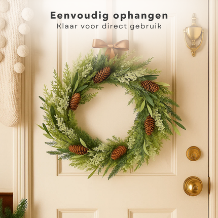 Cheqo® Groene Kerstkrans - Ø50 cm - Dennenappels - Dennentakken - Langwerpige Blaadjes - Natuurlijke Uitstraling - PE Materiaal - Deurdecoratie - Wanddecoratie - Kerstversiering - Binnen En Buiten - Sfeervolle Decoratie - Deurkrans