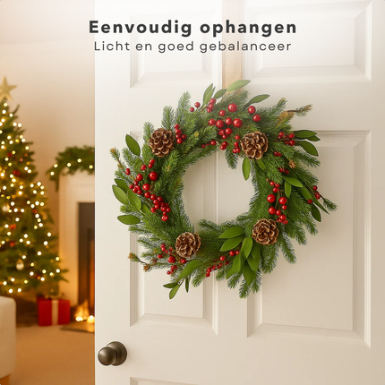 Cheqo® Kerstkrans Groen - Ø50 cm - Traditionele Kerstdecoratie - Rode Bessen - Bruine Dennenappels - Polyetheen Materiaal - Klassieke Kerstkleuren - Eenvoudige Ophanging - Kerstinterieur - Groene Dennentakken - Deurkrans