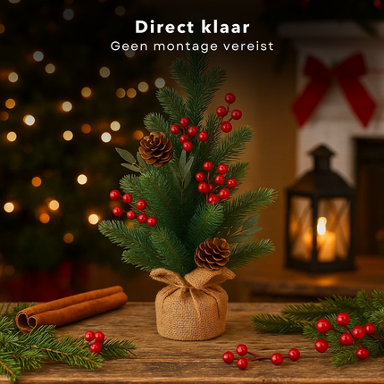 Cheqo® Kunst Kerstboompje - Decoratie Kerstboom - 45 cm Hoog - Rode Bessen - Jute Zak - Groen/Rood - Mini Kerstboom - Kerstboom Met Bessen - Decoratieve Boom - Kerstboom Voor Binnen - Kerstboom Zonder Verlichting - Compacte Kerstboom