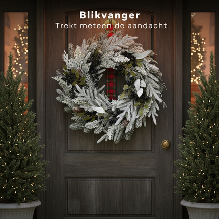 Cheqo® Kerstkrans Met Dennenappels - Winterse Sfeer - Sneeuw Afwerking - Zwarte Besjes - Polyetheen Materiaal - Diameter 50 CM - Deurdecoratie Kerst - Muurdecoratie Kerst - Deurkrans - Kerst Krans