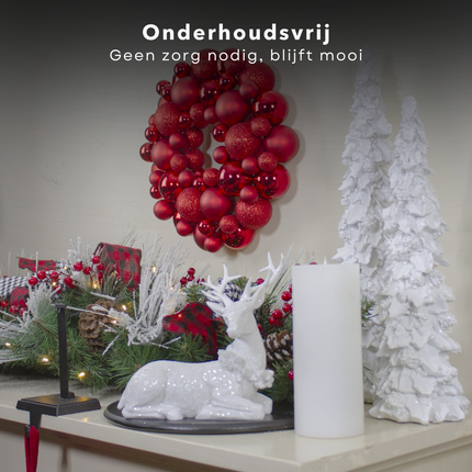 Cheqo® Kerstkrans voor Buiten en Binnen - Kerstkrans met Kerstballen - Rood 36 cm - Weersbestendige PVC Decoratie - Deurkrans met 55 Kerstballen