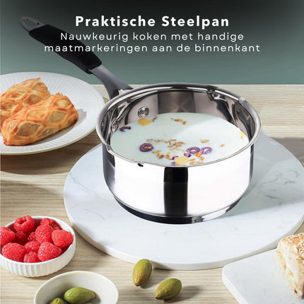 Cheqo® Luxe Sauspan - met Dubbele Schenktuit en Siliconen Handvat - Inductiegeschikt - Met Maataanduiding - Vaatwasserbestendig - Voor Alle Warmtebronnen - Gelijkmatige Warmteverdeling - Steelpan - Saus Pan - RVS - 1.3 L - 16 cm Diameter Steelpan