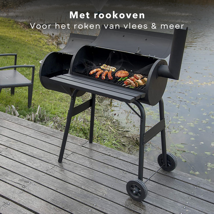 Cheqo Rookoven BBQ met geroosterd vlees en groenten aan de waterkant, ideaal voor roken en grillen.