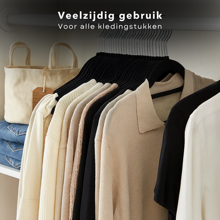 Cheqo® Anti-Slip Kledinghangers - Kledinghangers Met Broeklat - Zwarte Kledinghangers - 360 Graden Draaibare Haak - Ruimtebesparende Hangers - Set Van 50 Stuks - Ultradunne Hangers - Flexibele Kleerhangers - Verchroomde Haak