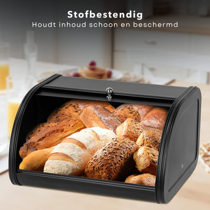 Mat zwarte broodtrommel met schuifdeksel gevuld met diverse soorten brood in een moderne keuken.