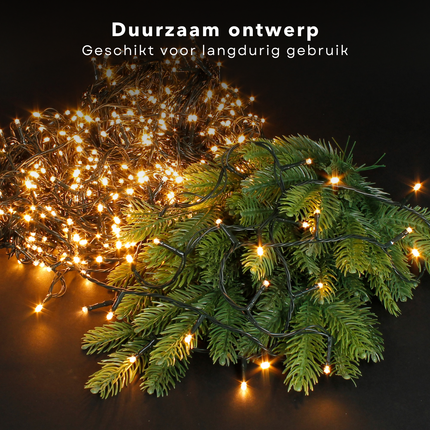 Cheqo LED warme witte kerstverlichting, duurzaam ontwerp voor binnen en buiten, op groene kersttakken.