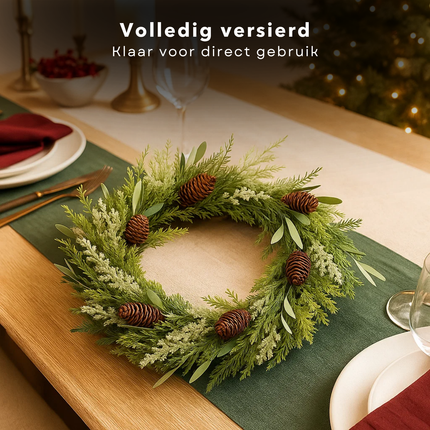 Cheqo® Groene Kerstkrans - Ø40 cm - Dennenappels - Dennentakken - Langwerpige Blaadjes - Natuurlijke Uitstraling - PE Materiaal - Deurdecoratie - Wanddecoratie - Kerstversiering - Sfeervolle Krans - Deurkrans - Kunstkerstkrans