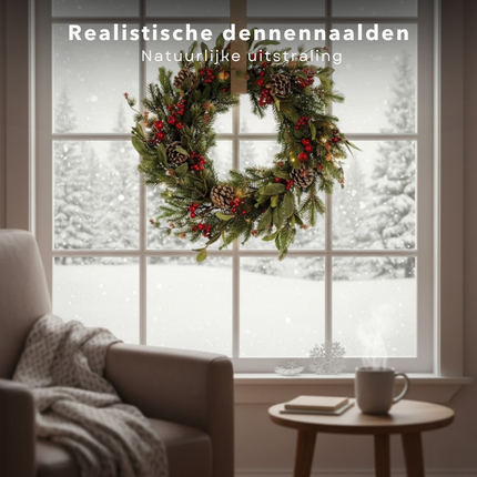 Cheqo® Kerstkrans - Groene Dennentakken - Rode Bessen - Bruine Dennenappels - Traditionele Kerstdecoratie - Gezellige Sfeer - Polyetheen Materiaal - Ø50 cm - Ophangbaar - Krans Met Gat - Deurkrans - Kerst Krans