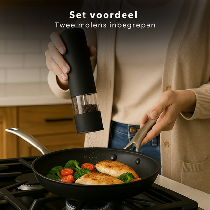 Cheqo® Elektrische Peper- En Zoutmolen - Zout & Pepermolen Stel Elektrisch - Verstelbare Maalgraad - Keramische Molen - Met Drukknop - Met Licht - Set Van 2 Stuks - ABS Kunststof - RVS Onderdelen - Zwart - Op Batterijen - Luxe Kwaliteit