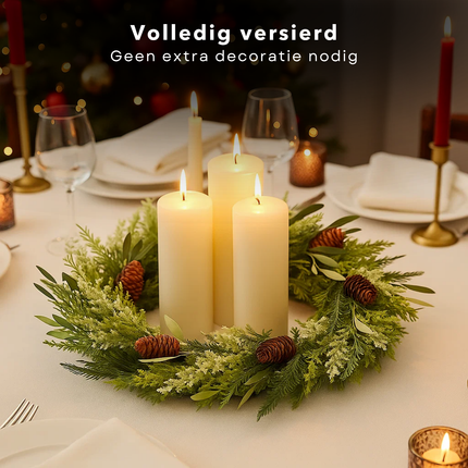 Cheqo® Groene Kerstkrans - Ø50 cm - Dennenappels - Dennentakken - Langwerpige Blaadjes - Natuurlijke Uitstraling - PE Materiaal - Deurdecoratie - Wanddecoratie - Kerstversiering - Binnen En Buiten - Sfeervolle Decoratie - Deurkrans