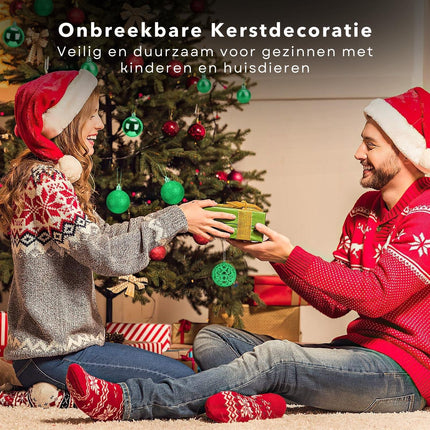 Cheqo® Luxe Kerstballen Set - Onbreekbaar - Rood/Groen - Plastic - Kerstboomversiering - Kerstversiering - Verschillende Formaten & Designs - Kerstboom - Kerstballenset - Kerstdecoratie - 50 Stuks - Met Ophangoog - Mat - Glanzend - Glitters Kerstballen