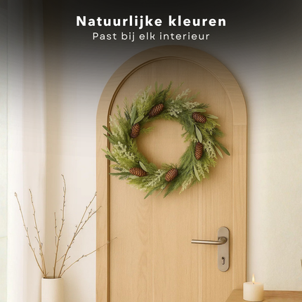Cheqo® Groene Kerstkrans - Ø40 cm - Dennenappels - Dennentakken - Langwerpige Blaadjes - Natuurlijke Uitstraling - PE Materiaal - Deurdecoratie - Wanddecoratie - Kerstversiering - Sfeervolle Krans - Deurkrans - Kunstkerstkrans