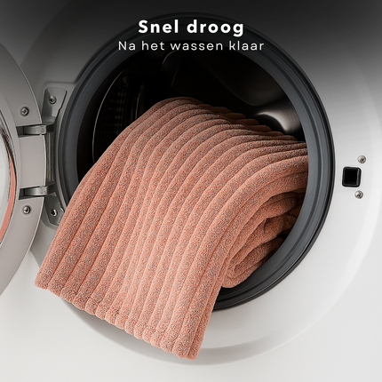 Cheqo® Fleece Deken - Roze Deken - 150x200 cm - Polyester Deken - Wasbaar Op 30 Graden - Super Zacht - Plaid Deken - Woondeken - Warme Deken