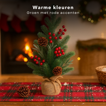 Cheqo® Kunst Kerstboompje - Decoratie Kerstboom - 45 cm Hoog - Rode Bessen - Jute Zak - Groen/Rood - Mini Kerstboom - Kerstboom Met Bessen - Decoratieve Boom - Kerstboom Voor Binnen - Kerstboom Zonder Verlichting - Compacte Kerstboom
