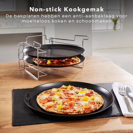 Cheqo® Pizzabakset - 4 Delig - Met Bakplaten en Standaard - Ø32 cm - Non-Stick Coating - Voor Oven en Magnetron - RVS - Chroom - Vaatwasserbestendig - Pizza Bakplaat - Pizzarek - Pizza Oven Bakplaten