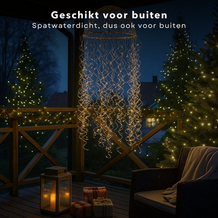 Cheqo® Kerst Kroonluchter voor Buiten - Kerstfiguur Kwal Vorm - Warm Witte LED Verlichting - 720 LED Lampjes - Spatwaterdicht - Zilveren Metalen Frame - Kersdecoratie - Kerstverlichting Buiten - Kroonluchter Lamp