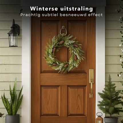 Cheqo® Groene Kerstkrans - Ø50 cm - Dennenappels - Dennentakken - Langwerpige Blaadjes - Natuurlijke Uitstraling - PE Materiaal - Deurdecoratie - Wanddecoratie - Kerstversiering - Binnen En Buiten - Sfeervolle Decoratie - Deurkrans