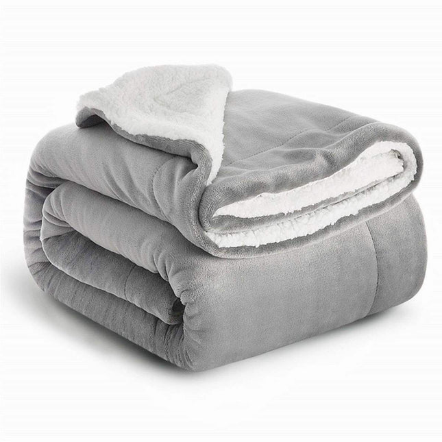 Cheqo® Fleece Deken - Sherpa Deken - Plaid - Knuffeldeken - Woondeken - Bankdeken - Licht Grijs - Dekentje en Sprei voor Bank en Bed - Deken voor Woonkamer - Winter - Extra Zacht en Warm - Pluizig - Tweezijdig - 2 Persoons - Fleecedeken