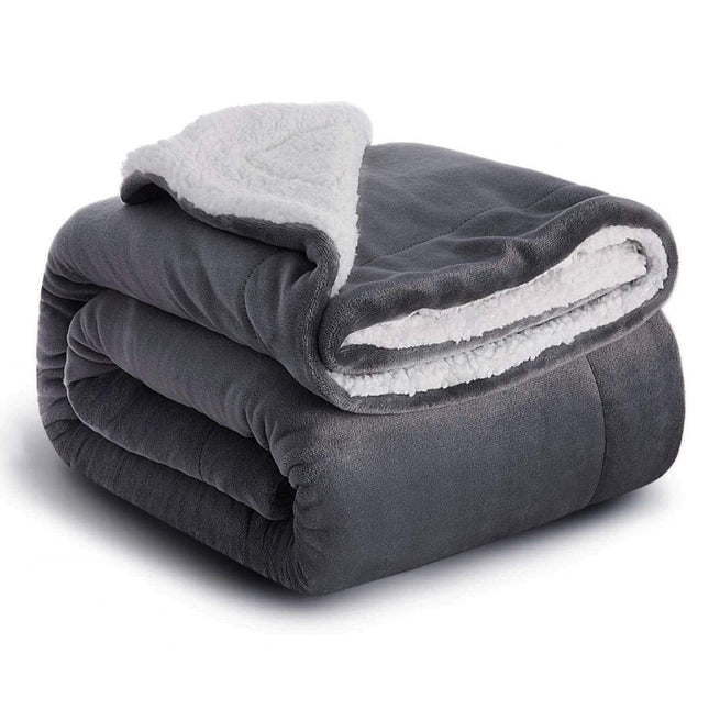 Cheqo® Sherpa Fleece Deken - Sherpa Deken - Fleece Deken - Plaid - Woondeken - Knuffeldeken - Bankdeken - Deken voor Bank en Bed - Donkergrijs - Grijs - Zacht en Warm - Pluizig - Dubbelzijdig - Flanel - Sprei - Bedsprei - Tweepersoons - XXL