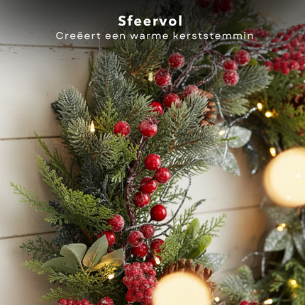 Cheqo® Kerstkrans Ø40 CM - Traditionele Kerstkleuren - Rode Besjes - Bruine Dennenappels - Licht Besneeuwd - Groene Dennennaaldjes - Kerstdecoratie Interieur - Eenvoudig Ophangen - Subtiele Witte Afwerking - Kerstversiering - Deurkrans