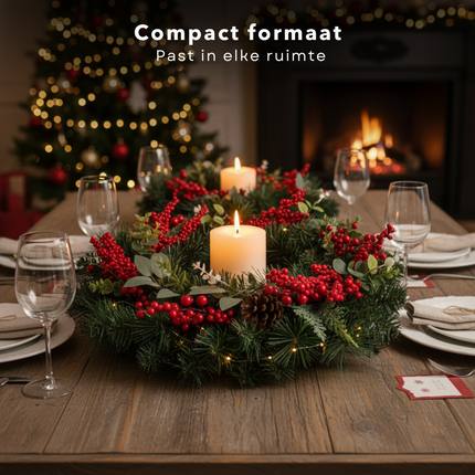 Cheqo® Kerstkrans - Deurkrans - Rode Bessen - Dennenappels - Groene Naaldtakken - Traditionele Kerstdecoratie - Klassieke Uitstraling - Stevige Takken - Polyetheen Materiaal - Kerst Krans - Deurkrans - Herbruikbaar - 50 CM Diameter