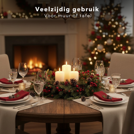 Cheqo® Kerstkrans - Groene Dennentakken - Rode Bessen - Bruine Dennenappels - Traditionele Kerstdecoratie - Gezellige Sfeer - Polyetheen Materiaal - Ø50 cm - Ophangbaar - Krans Met Gat - Deurkrans - Kerst Krans
