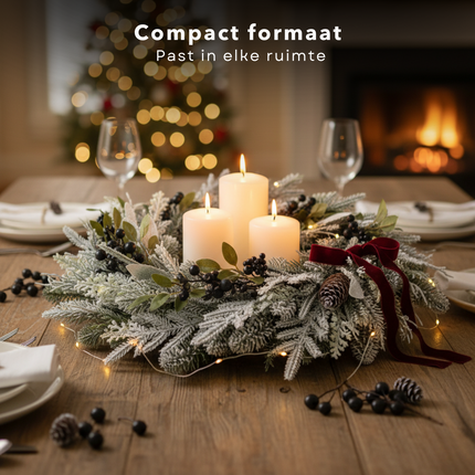 Cheqo® Kerstkrans Met Dennenappels - Winterse Sfeer - Sneeuw Afwerking - Zwarte Besjes - Polyetheen Materiaal - Diameter 50 CM - Deurdecoratie Kerst - Muurdecoratie Kerst - Deurkrans - Kerst Krans