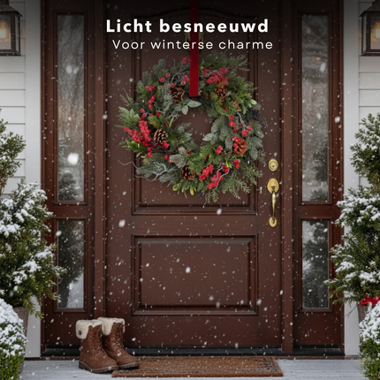 Cheqo® Kerstkrans Rood - Ø50 cm - Traditionele Kerstkleuren - Groene Dennennaaldjes - Rode Besjes - Bruine Dennenappels - Witte Afwerking - Licht Besneeuwd Effect - Eenvoudige Ophanging - Kerst Krans - Deurkrans