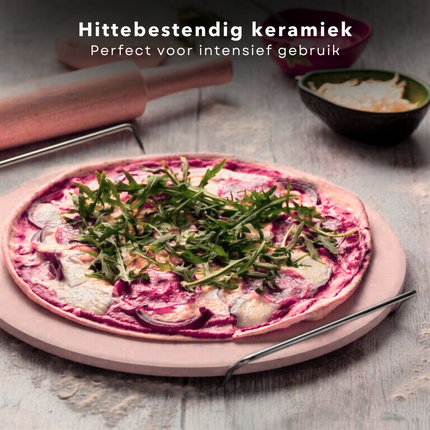 Cheqo® Pizzasteen voor BBQ & Oven - Keramiek 33 cm - Voor Barbecue en Oven - Pizzaplaat - Pizza Stone - Hittebestendig met Houder