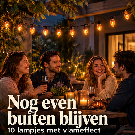 ARCHIEF ONVOLLEDIGE SET | NIET GESELECTEERD / VERVANGEN | info-1 v1 | PASS: exact tien lampjes geteld op één kabel; puntvorm, zwarte fitting en oranje gloed conform bron. Brede terrasscène met omgevingslicht, copy correct. Geen merklek of afgehakte randen.