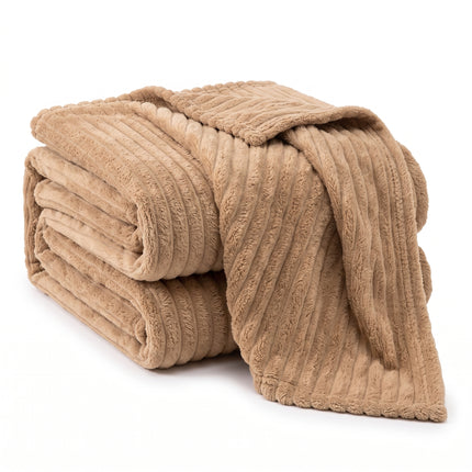 Cheqo® Fleece Deken - Plaid - Fleece Plaid met Ribstof - Woondeken - Knuffeldeken - Bankdeken - Plaid voor Bank - Grand Foulard - Sprei - Heerlijk Zacht en Warm - Camel Beige Plaid - Bruine Deken voor Bed en voor Woonkamer - Fleece Blanket - Hero Folded