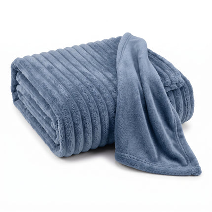 Cheqo® Fleece Deken - Plaid - Fleece Plaid met Ribstof - Woondeken - Knuffeldeken - Bankdeken - Plaid voor Bank - Grand Foulard - Sprei - Heerlijk Zacht en Warm - Petrol Plaid - Petrolblauwe Deken voor Bed en voor Woonkamer - Fleece Blanket - Hero Folded